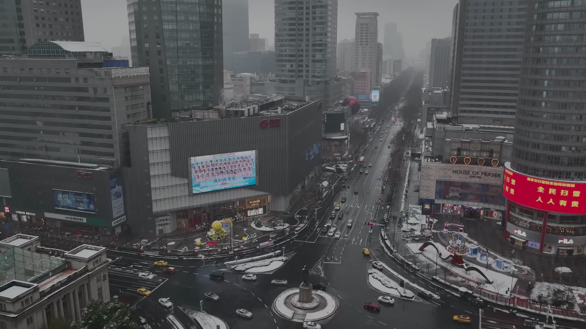 航拍虎年大雪南京新百大楼直升机停机坪视频的预览图