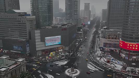 航拍虎年大雪南京新百大楼直升机停机坪视频的预览图
