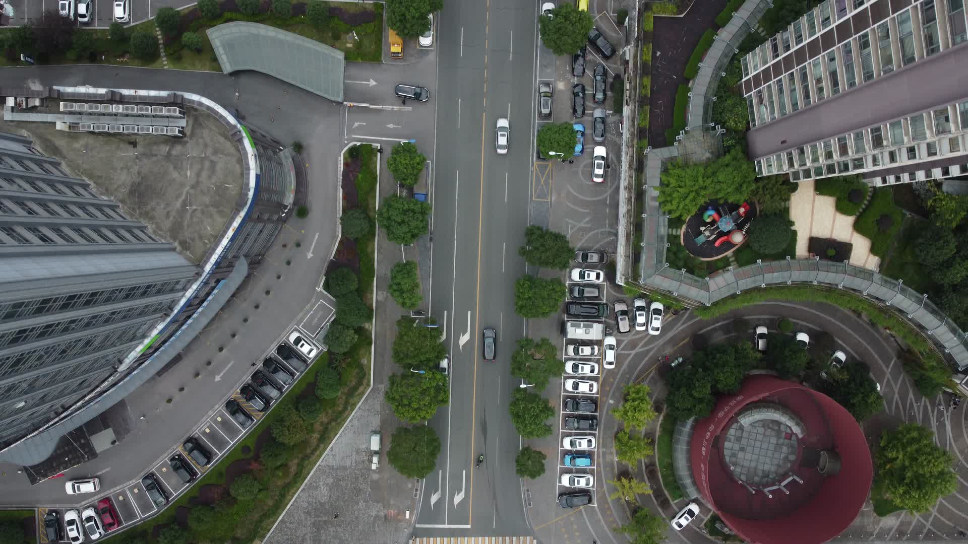 武汉宜昌大厦道路绿地航拍视频的预览图