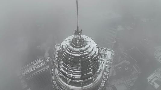 航拍虎年大雪南京国际金融中心视频的预览图