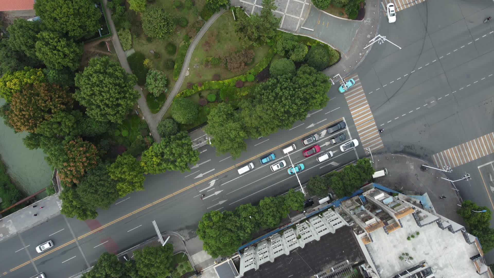 武汉宜昌道路绿地航拍视频的预览图