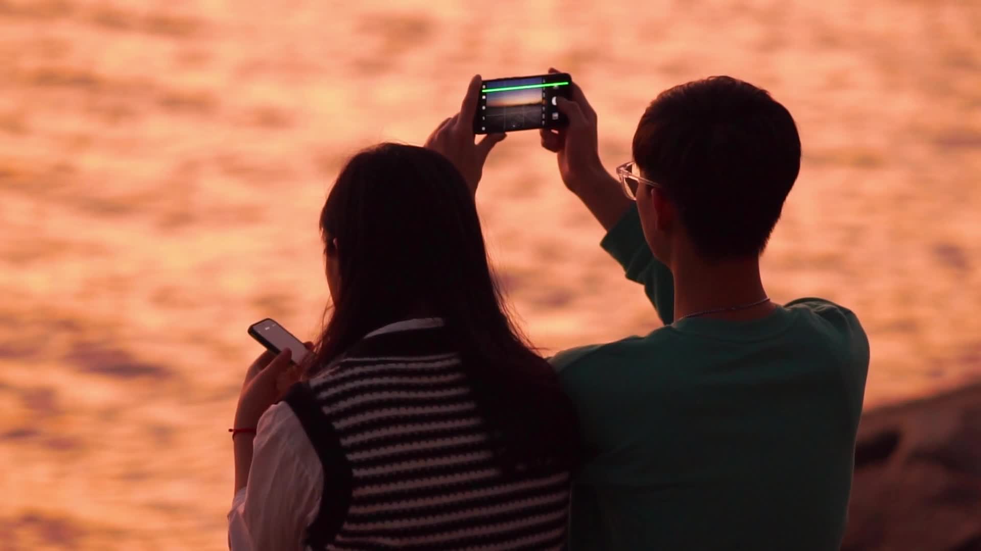 情人节海边浪漫情侣实拍镜头合集视频的预览图