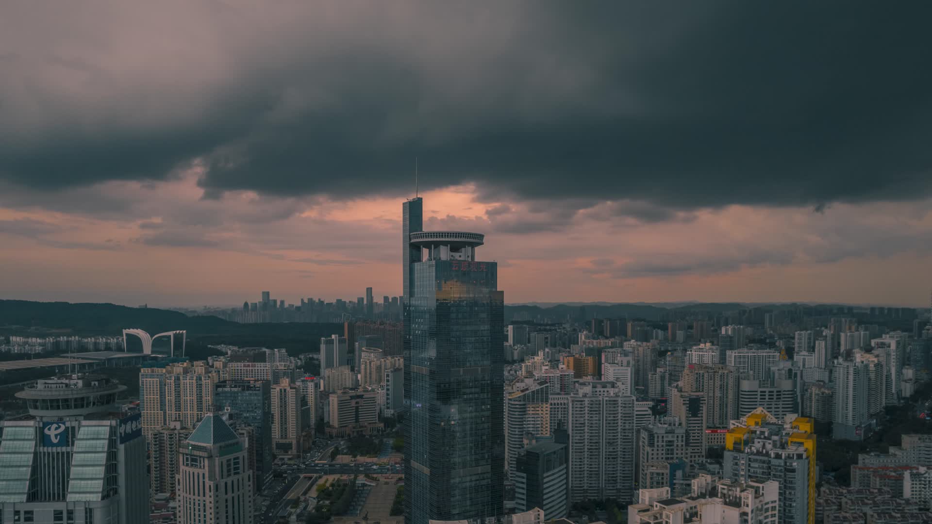 乌云密布的城市视频的预览图
