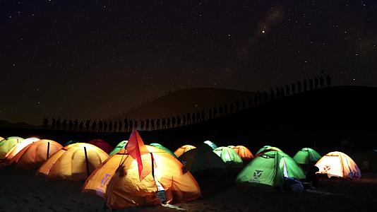 4K沙漠露营延时帐篷星空视频的预览图