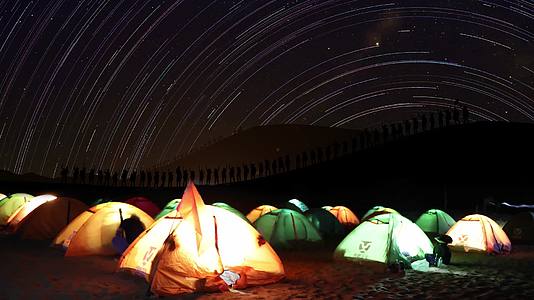 4K沙漠露营延时夜景星轨视频的预览图