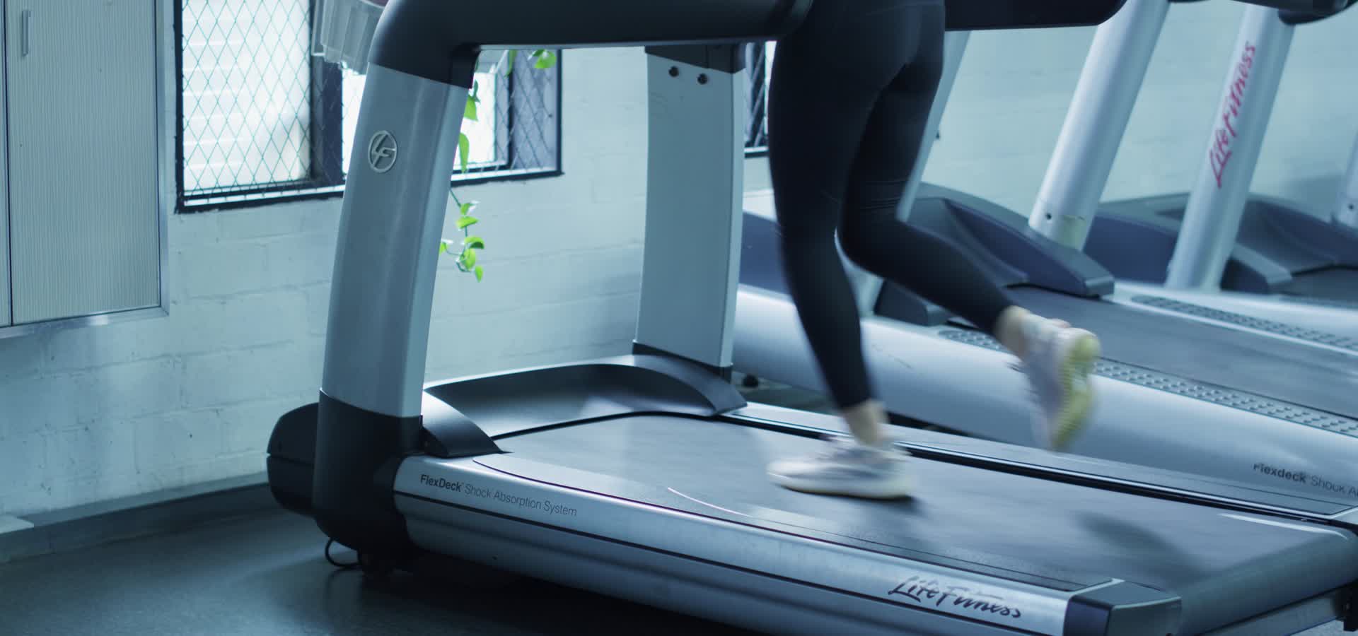 美女在健身房跑步机上跑步视频的预览图