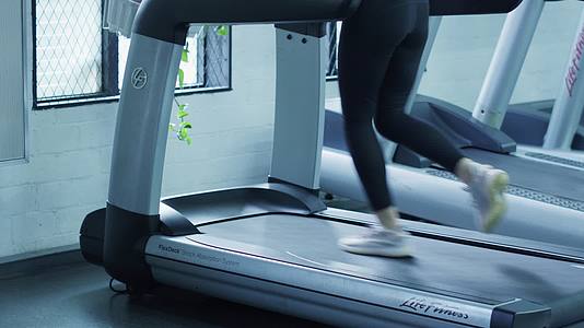 美女在健身房跑步机上跑步视频的预览图
