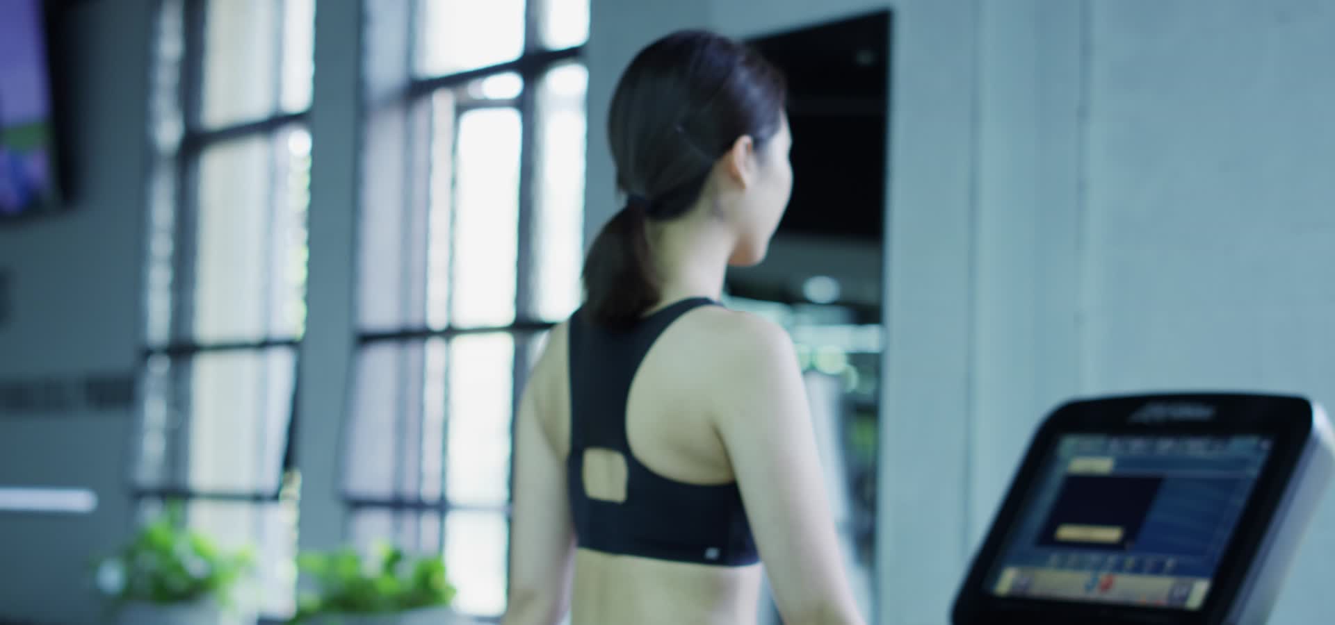 穿着性感的两位美女在健身房跑步锻炼视频的预览图