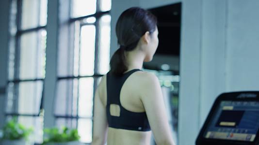 穿着性感的两位美女在健身房跑步锻炼视频的预览图