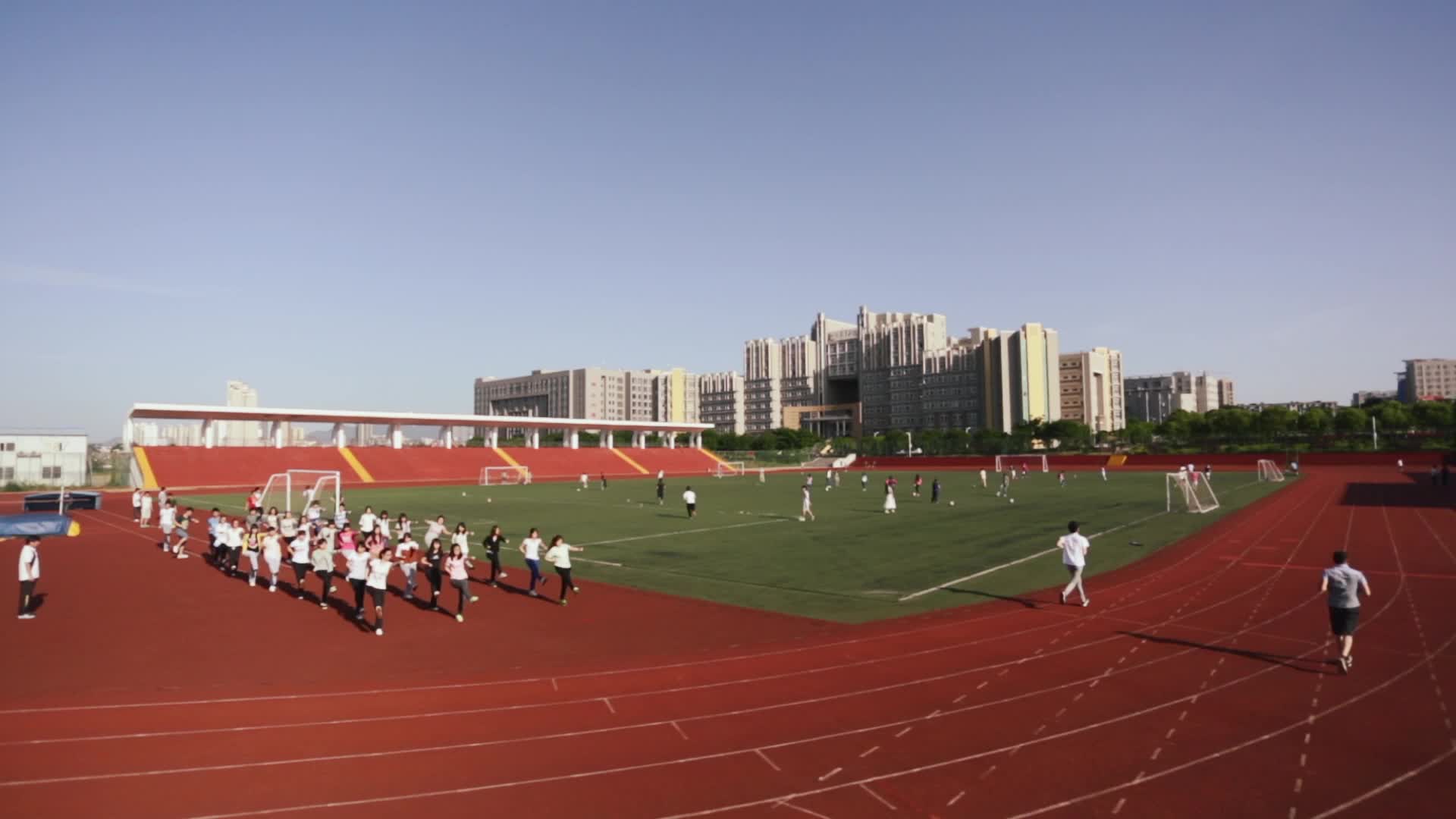 大学体育课学生跑步跳绳打篮球踢足球视频的预览图