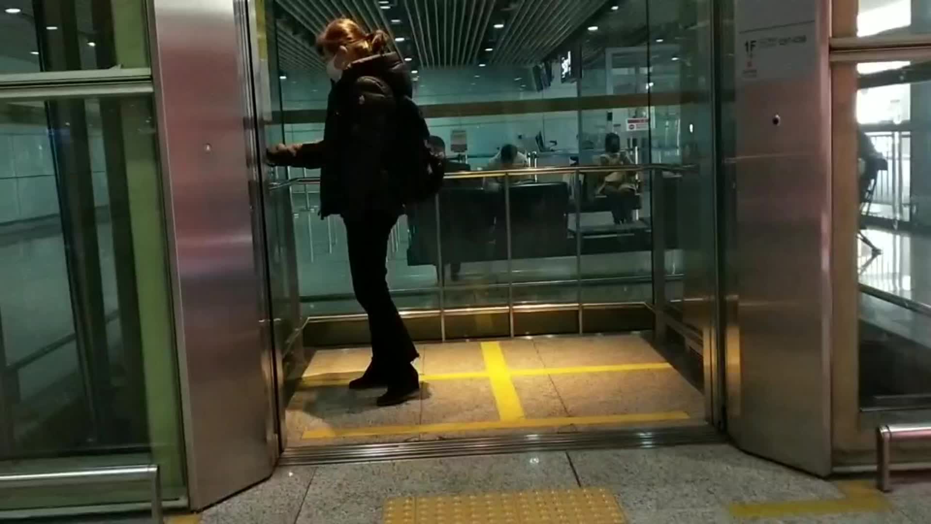 机场登上电梯的女士视频的预览图