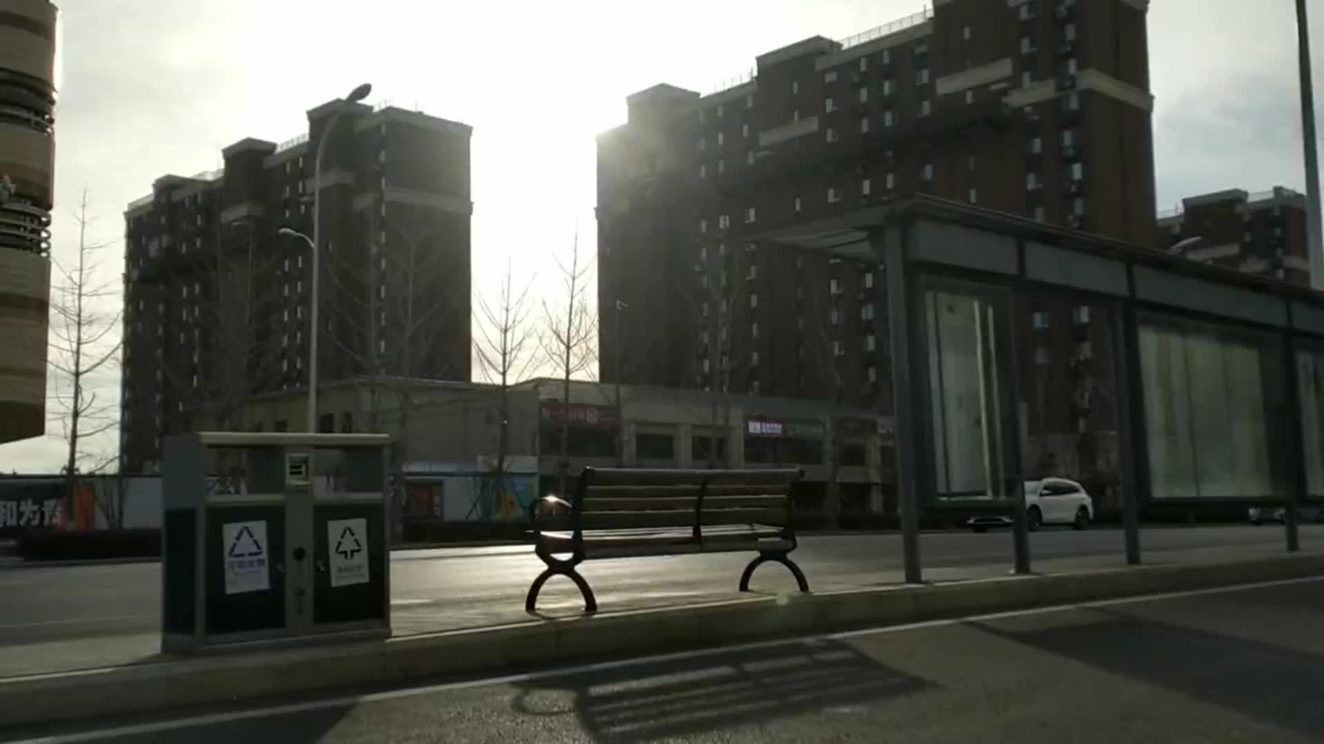 早上晨光照耀的城市公交车亭无人椅子视频的预览图