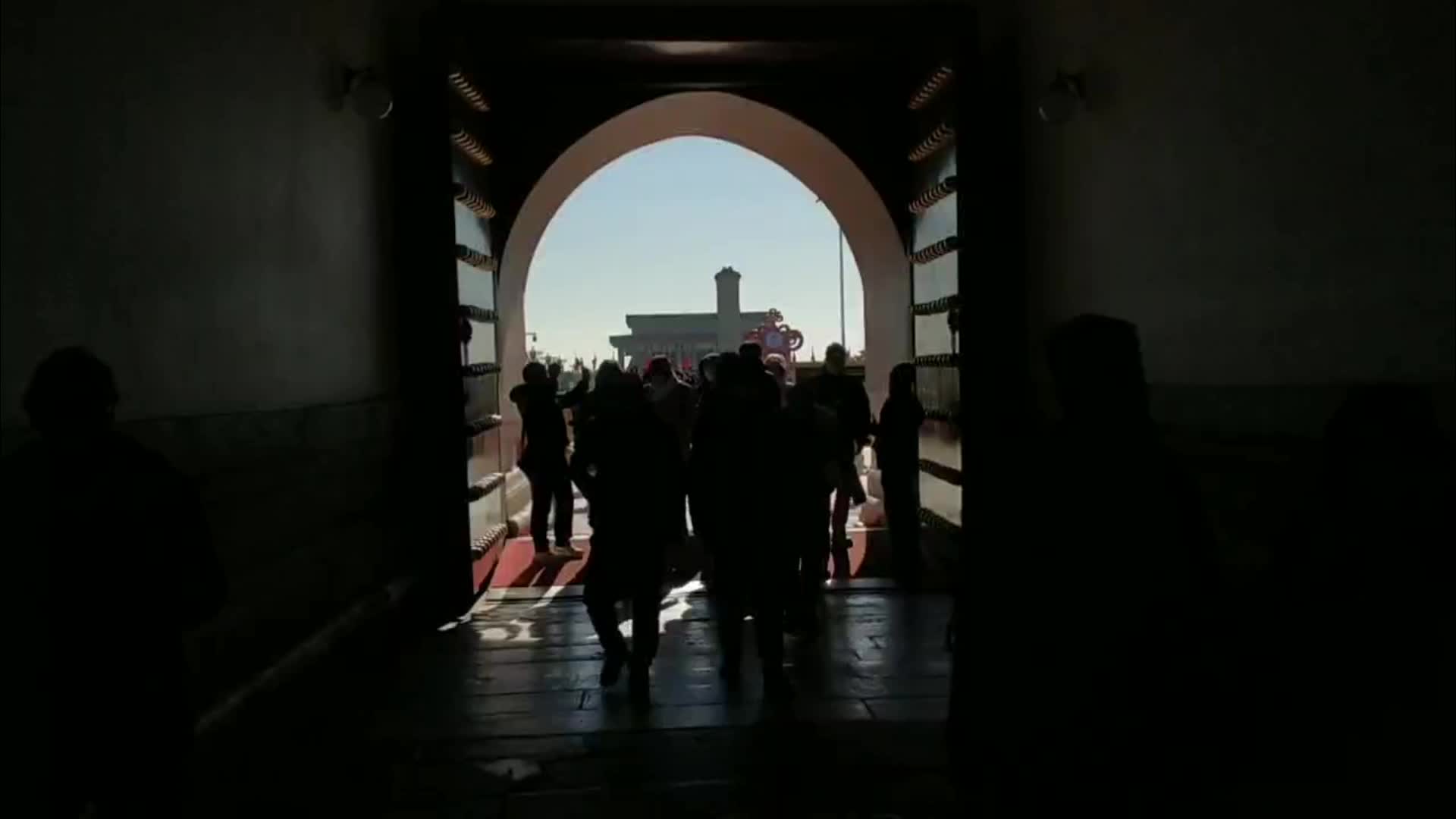北京天安门城楼过道游客行走门洞视频的预览图
