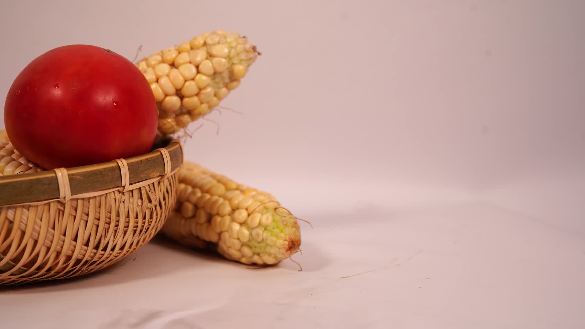 玉米番茄拼盘视频的预览图