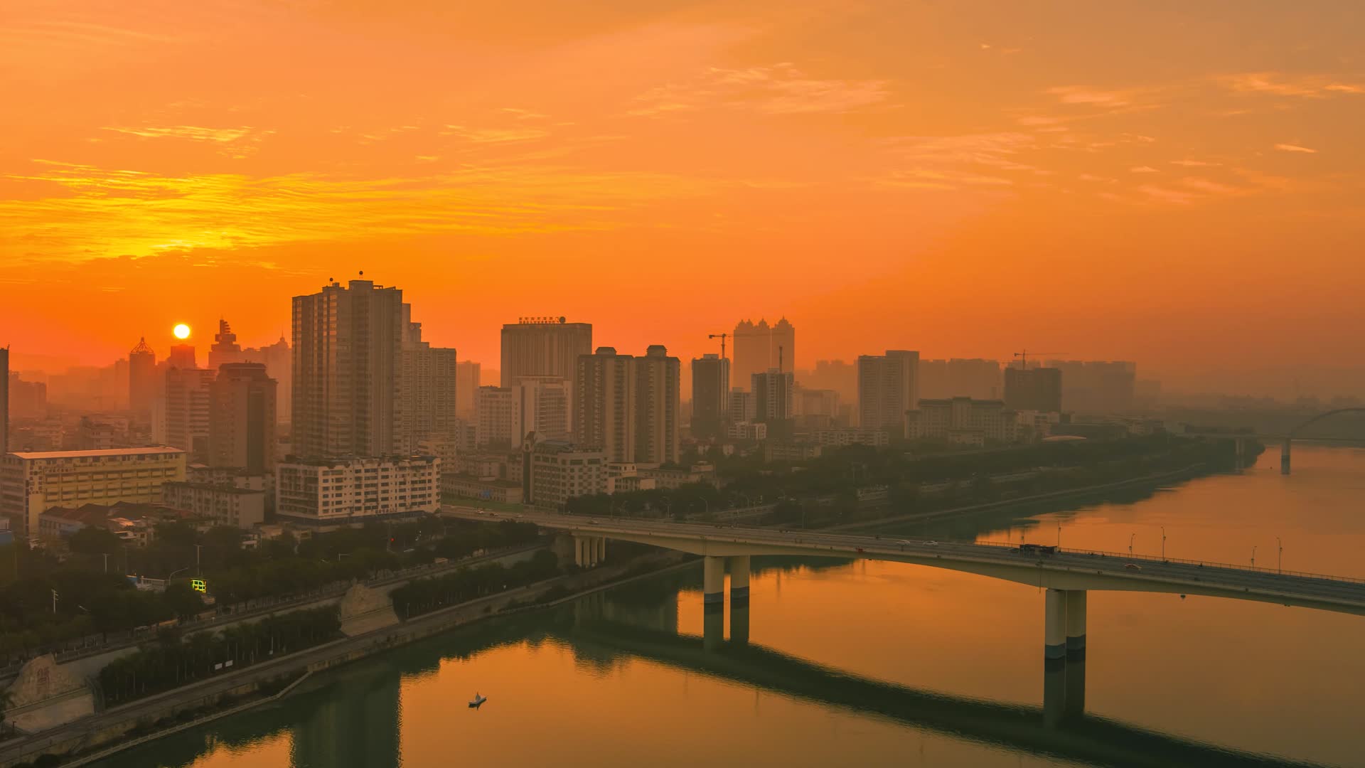 高清航拍南宁邕江日出日落视频的预览图