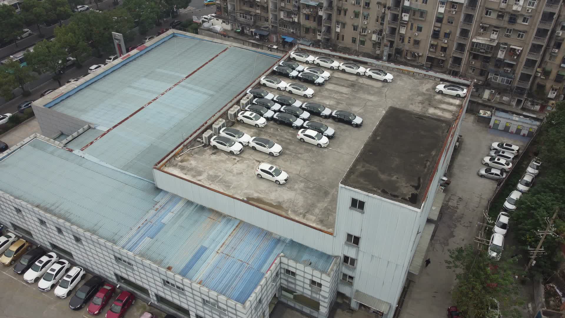宜昌城市道路建筑停车场航拍视频的预览图