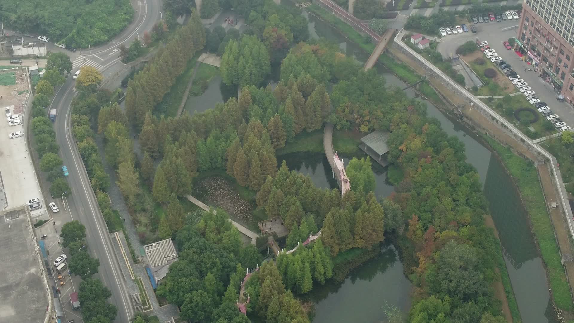 宜昌城市道路建筑公园绿地航拍视频的预览图