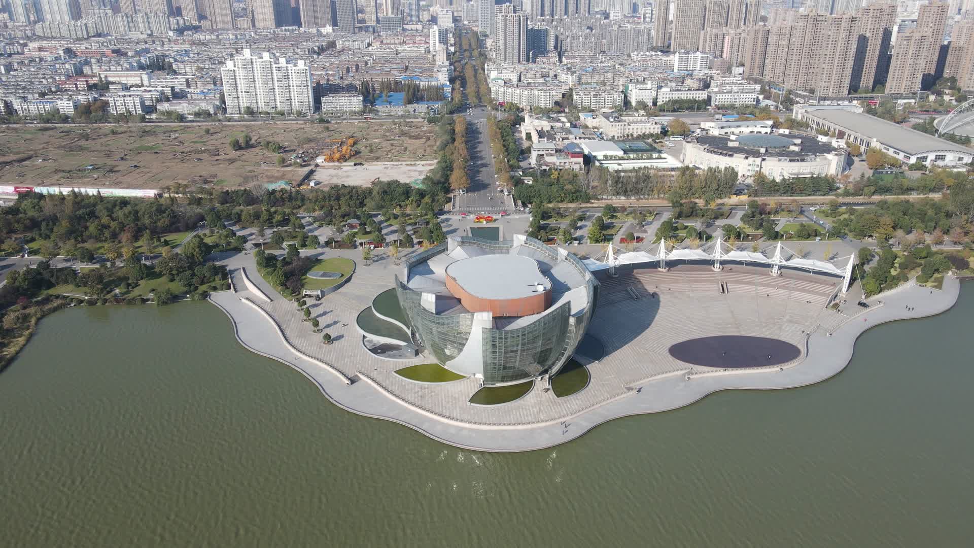 航拍江苏徐州云龙湖5A景区音乐厅视频的预览图
