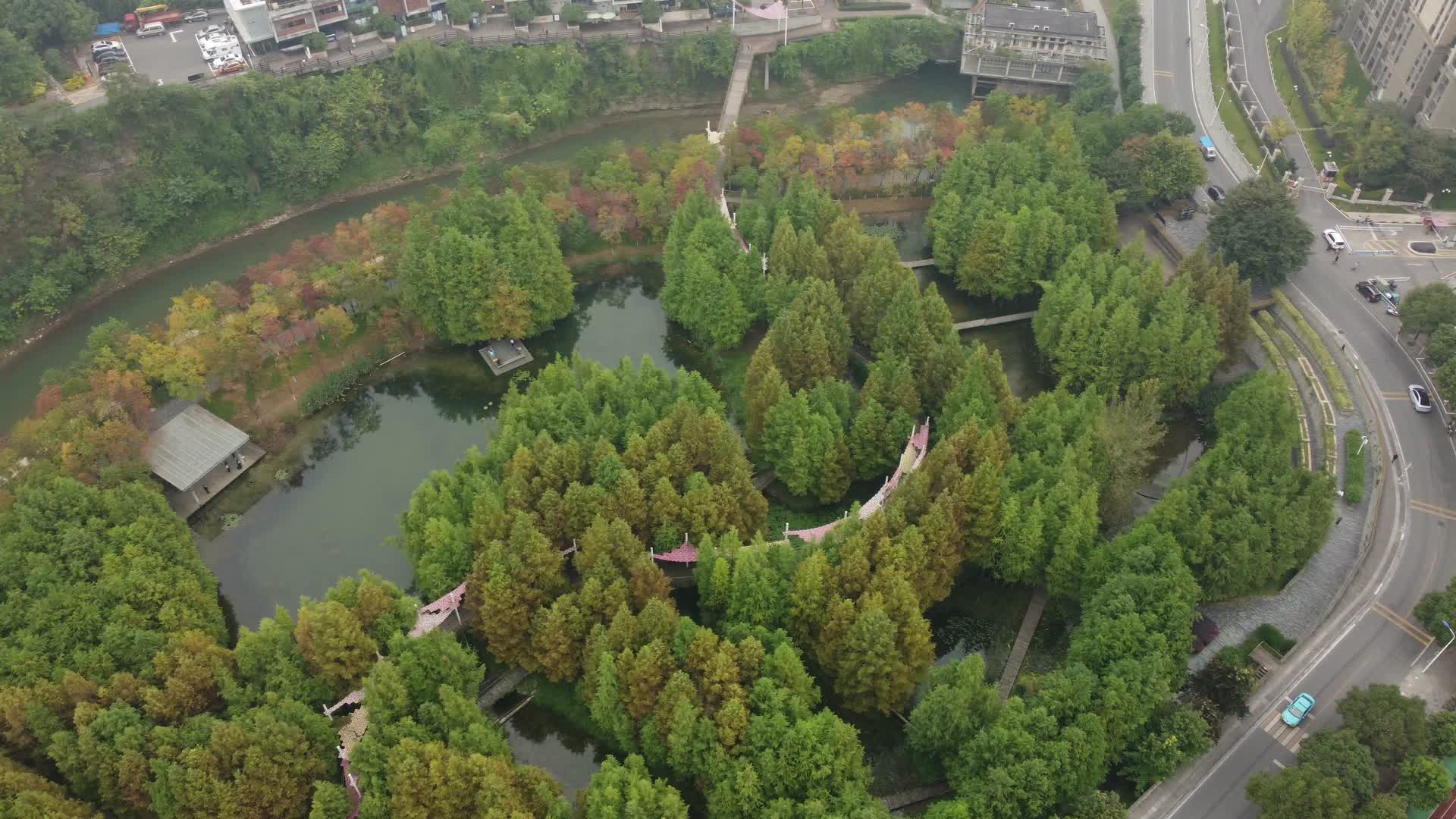 4k宜昌城市绿地公园航拍视频的预览图