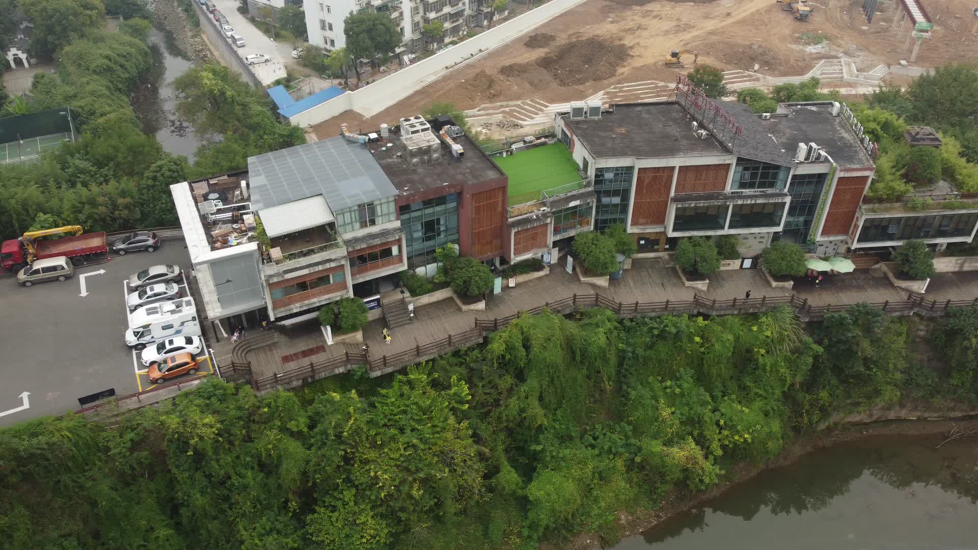 4k宜昌城市道路建筑绿地航拍视频的预览图