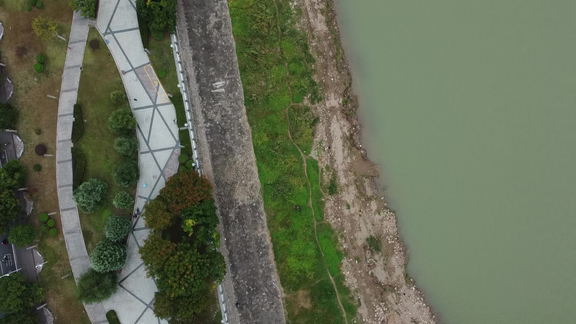湖北宜昌城市绿地沿江航拍视频的预览图