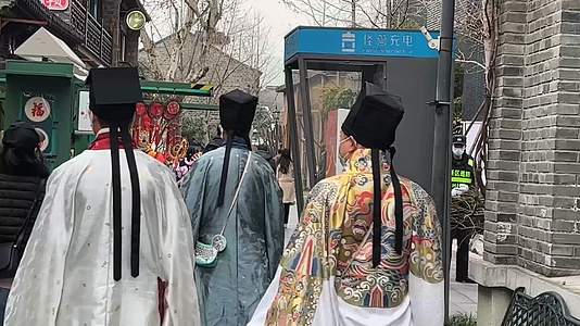 三个男人穿汉服逛老门东视频的预览图