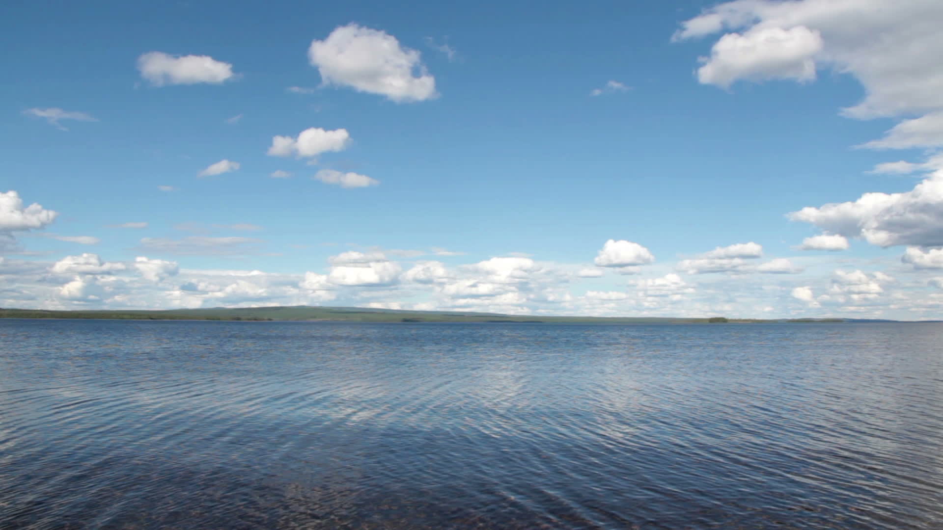 蓝天白云倒映在静谧的湖面视频的预览图