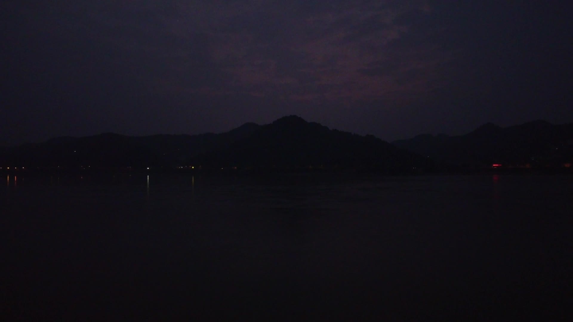湖北宜昌江岸夜景航拍视频的预览图