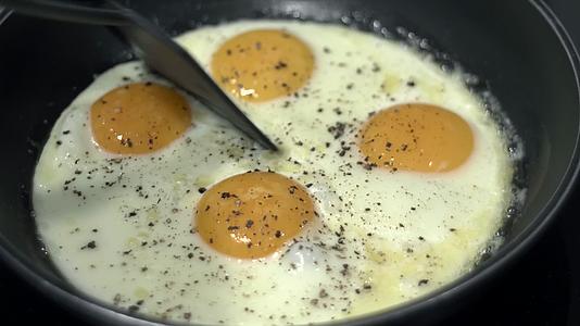 早餐平底锅煎鸡蛋视频的预览图