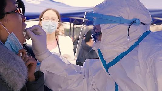 西安疫情一线医护人员党员志愿者核酸消毒加油视频的预览图