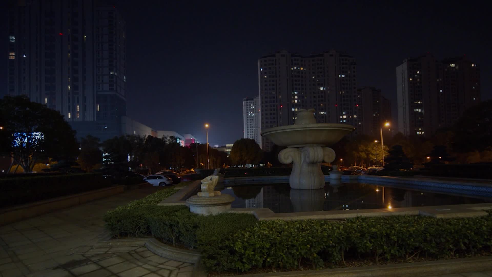 夜晚街道商场广场夜景视频的预览图