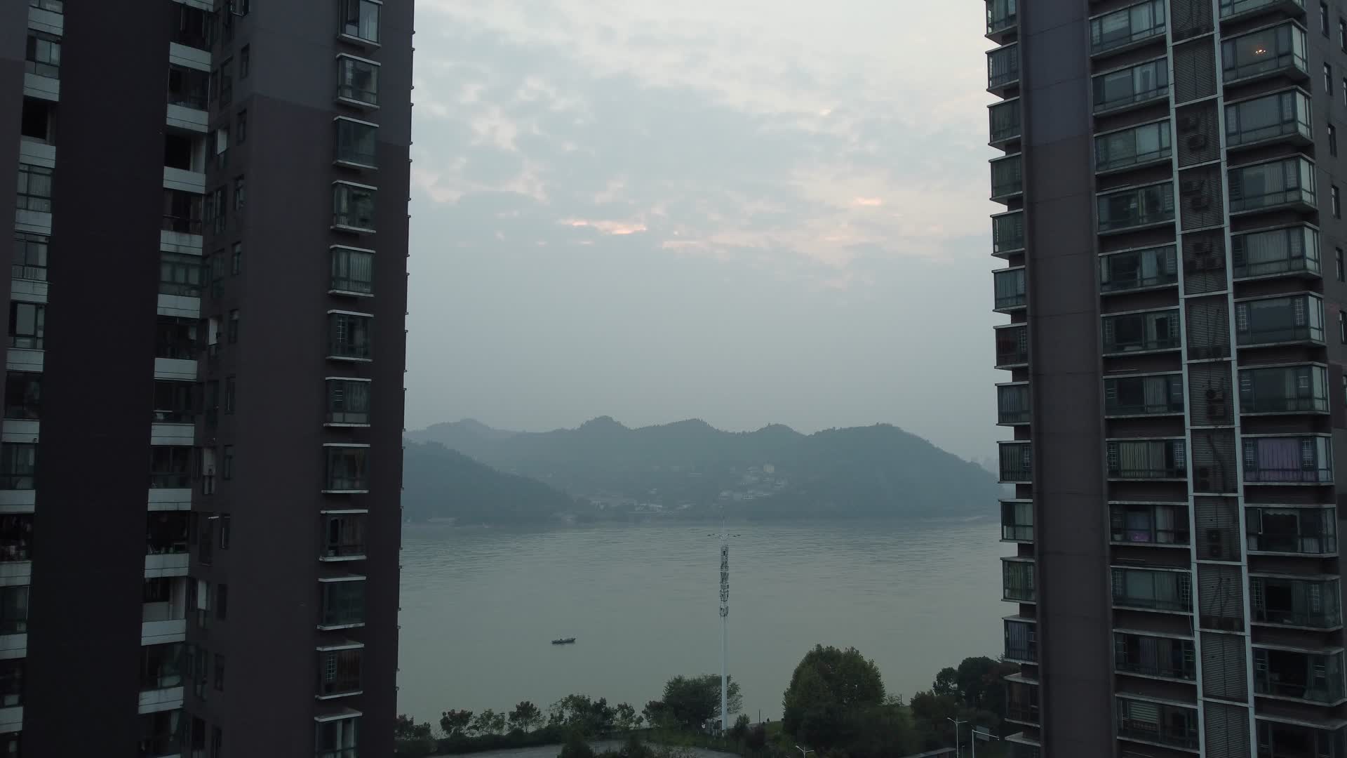 宜昌城市道路建筑江景航拍视频的预览图