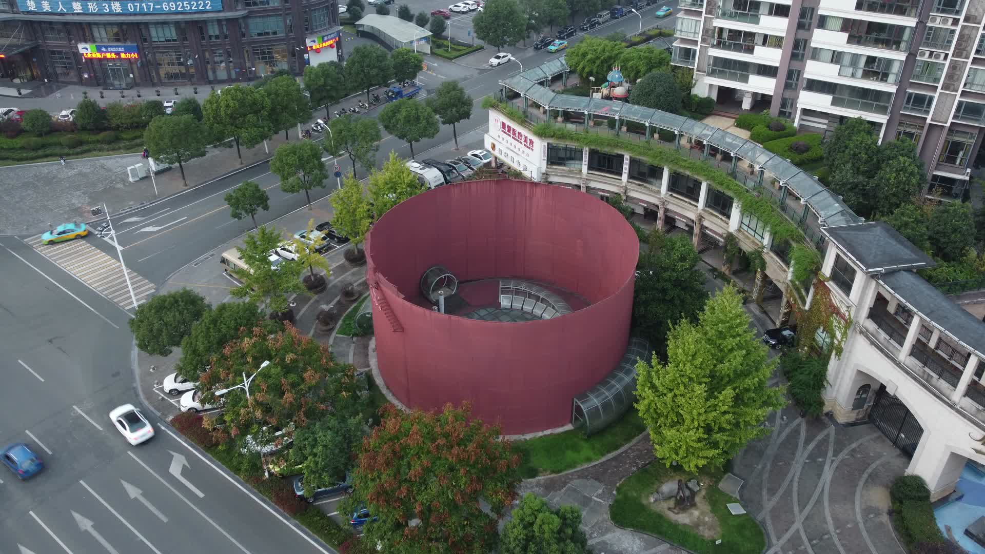 4k湖北宜昌城市道路标志建筑航拍视频的预览图