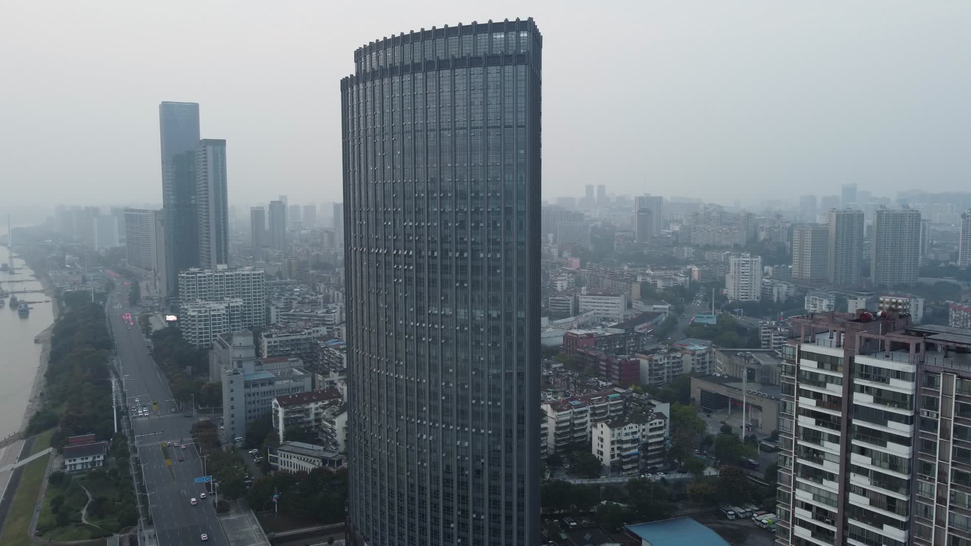 宜昌城市道路建筑大厦航拍视频的预览图