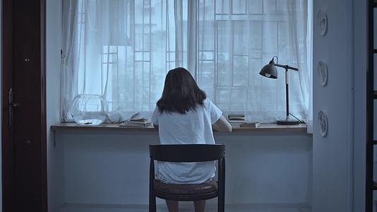 美女背影孤独孤单情绪失败烦恼压抑抑郁视频的预览图
