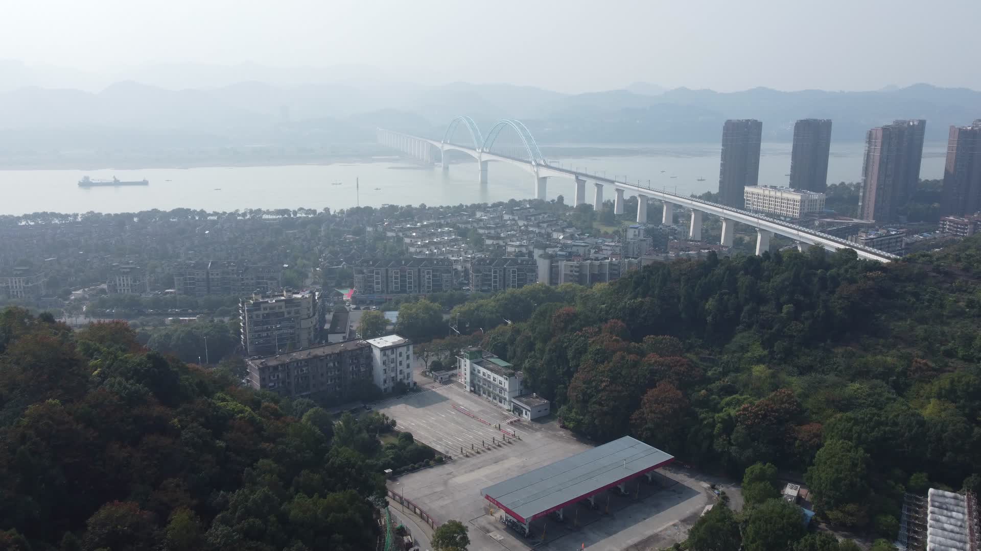 宜昌城市道路建筑跨江江景航拍视频的预览图