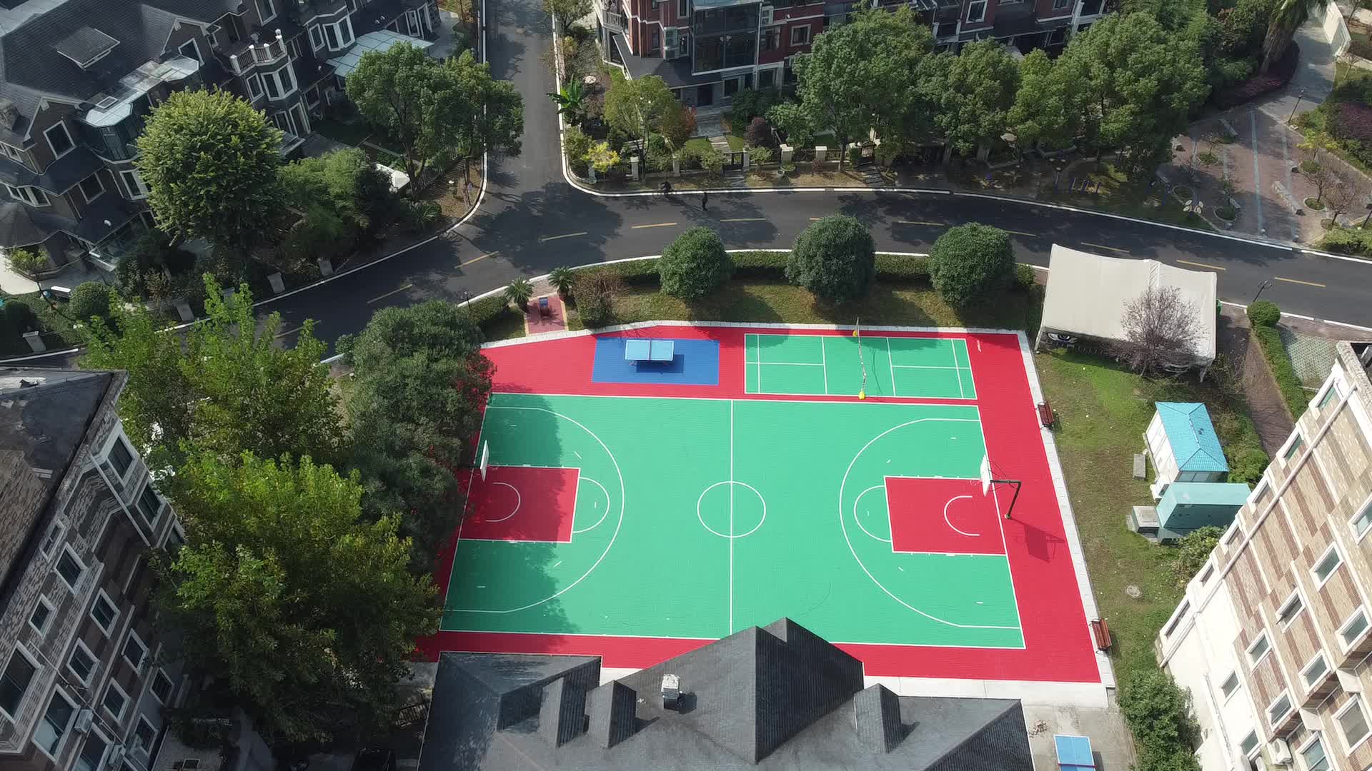 宜昌城市道路建筑球场航拍视频的预览图