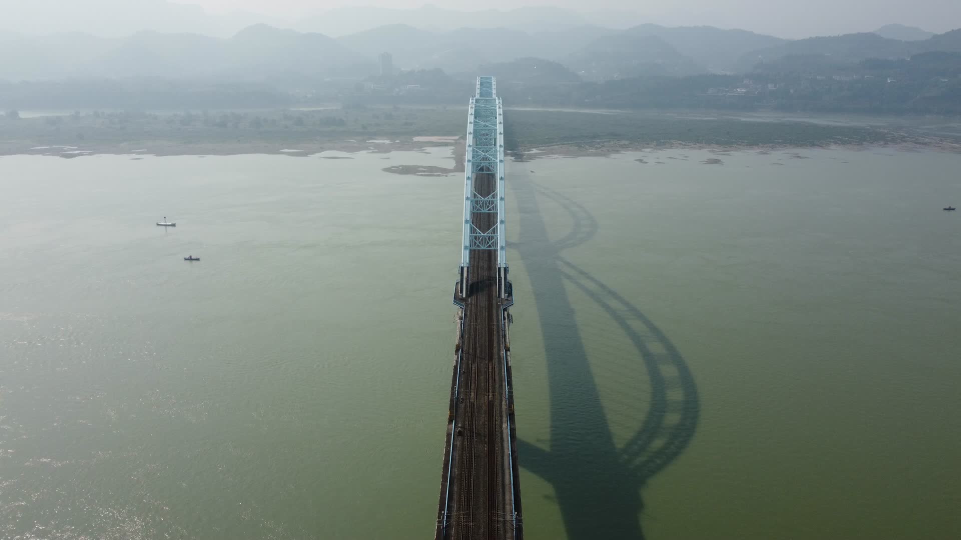 宜昌城市跨江铁路交通航拍视频的预览图