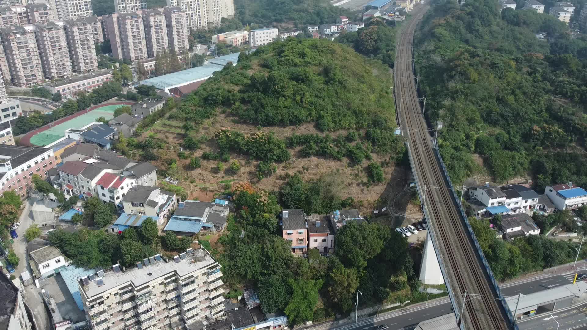 宜昌城市道路建筑绿地铁路航拍视频的预览图