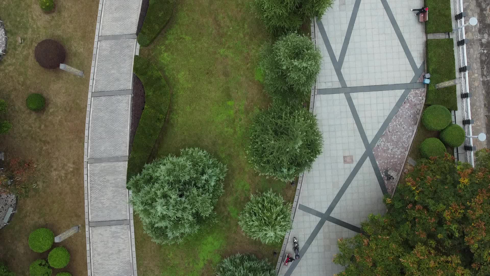 4k湖北宜昌城市绿地休闲公园航拍视频的预览图