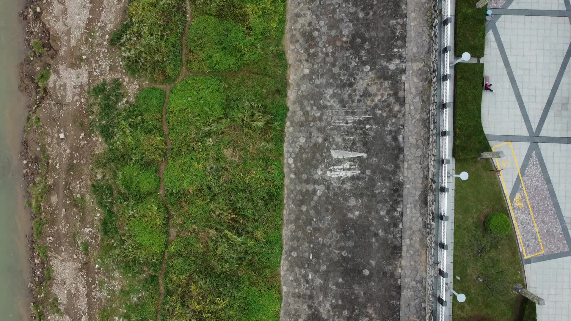 4k湖北宜昌城市绿地公园休闲航拍视频的预览图