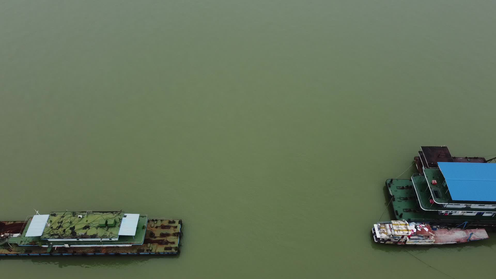 湖北宜昌城市江景货船航拍视频的预览图