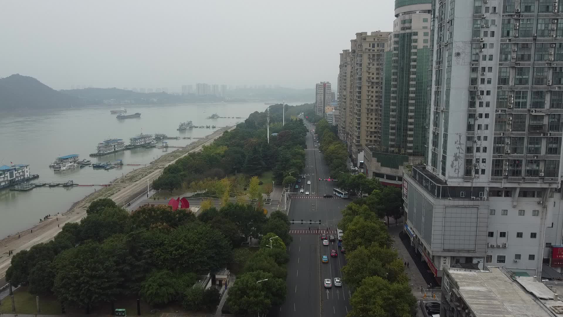 4k湖北宜昌城市跨江大桥航拍视频的预览图