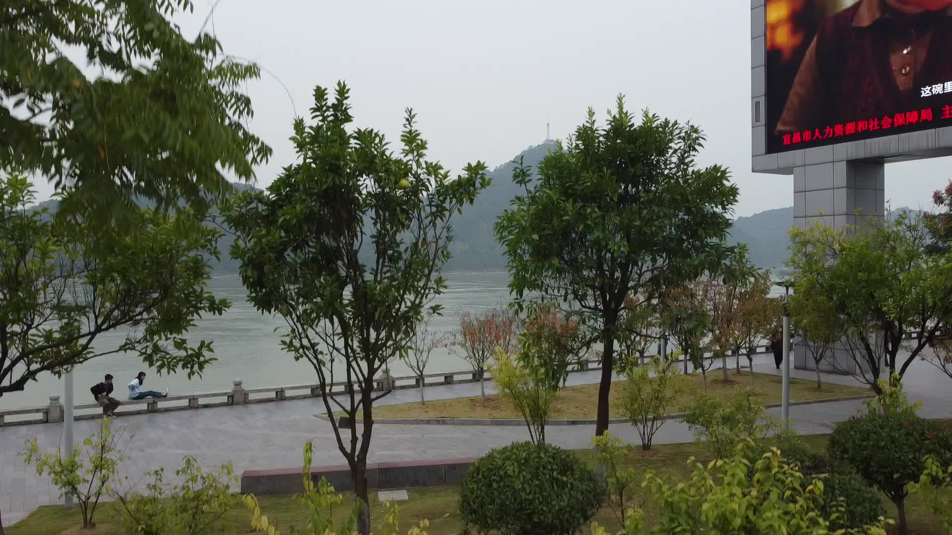 4k湖北宜昌沿江道路航拍视频的预览图