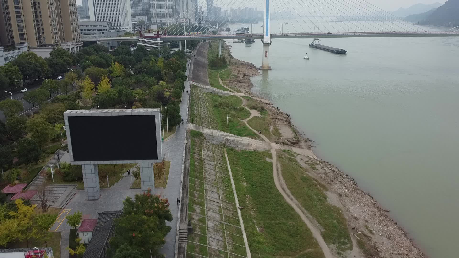 4k湖北宜昌城市沿江道路航拍视频的预览图