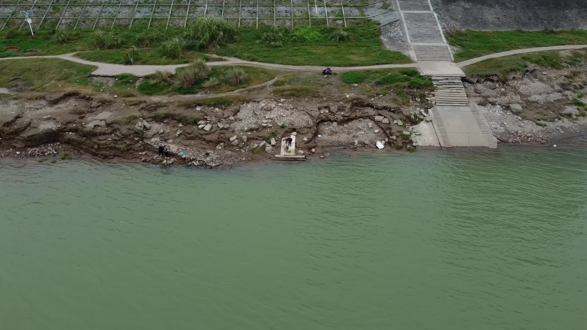 4k湖北宜昌城市江岸休闲绿地航拍视频的预览图