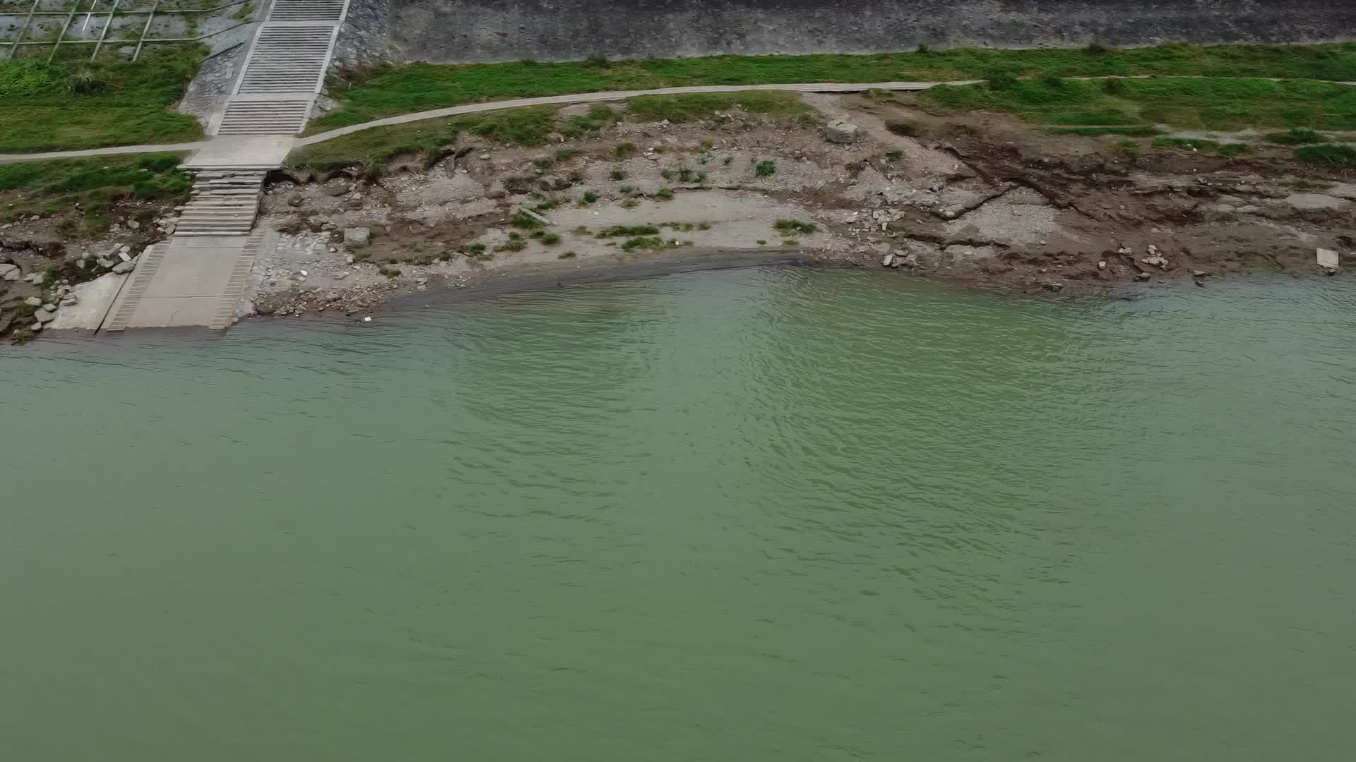 4k湖北宜昌城市江岸绿地航拍视频的预览图