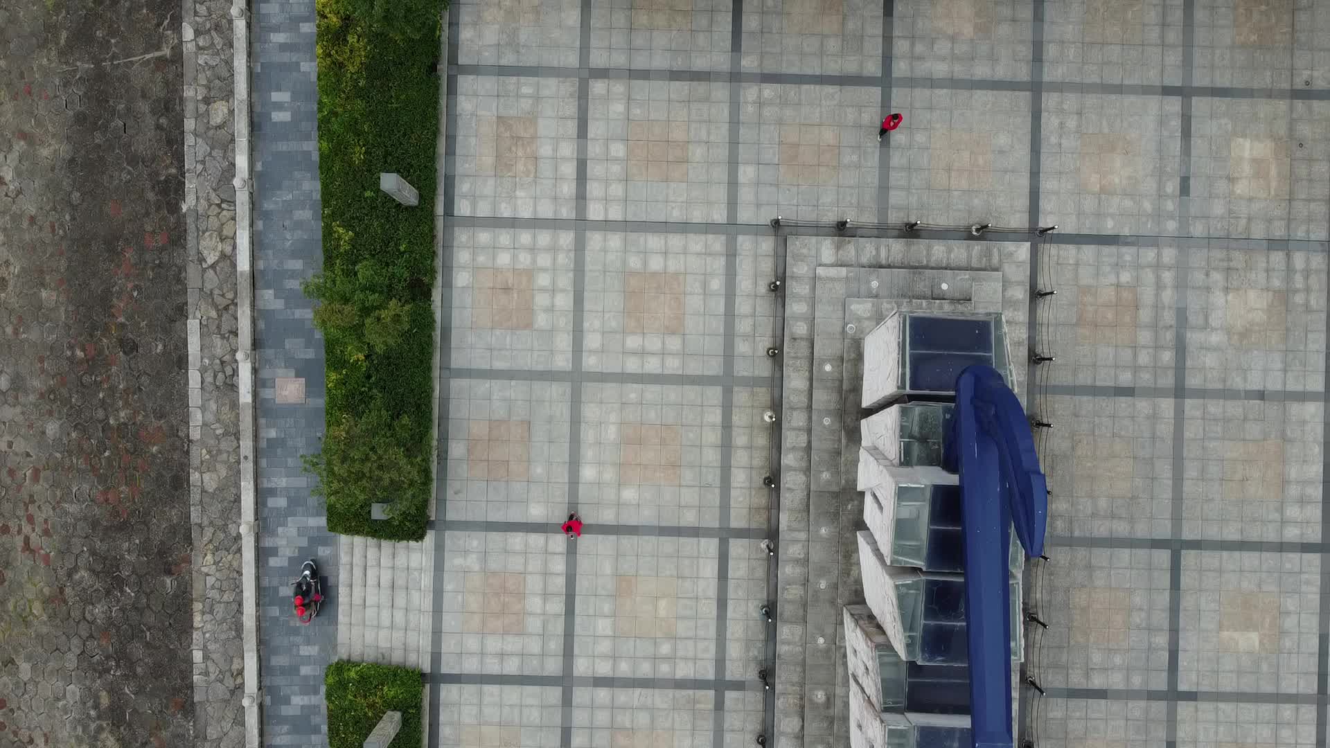4k湖北宜昌城市休闲广场航拍视频的预览图