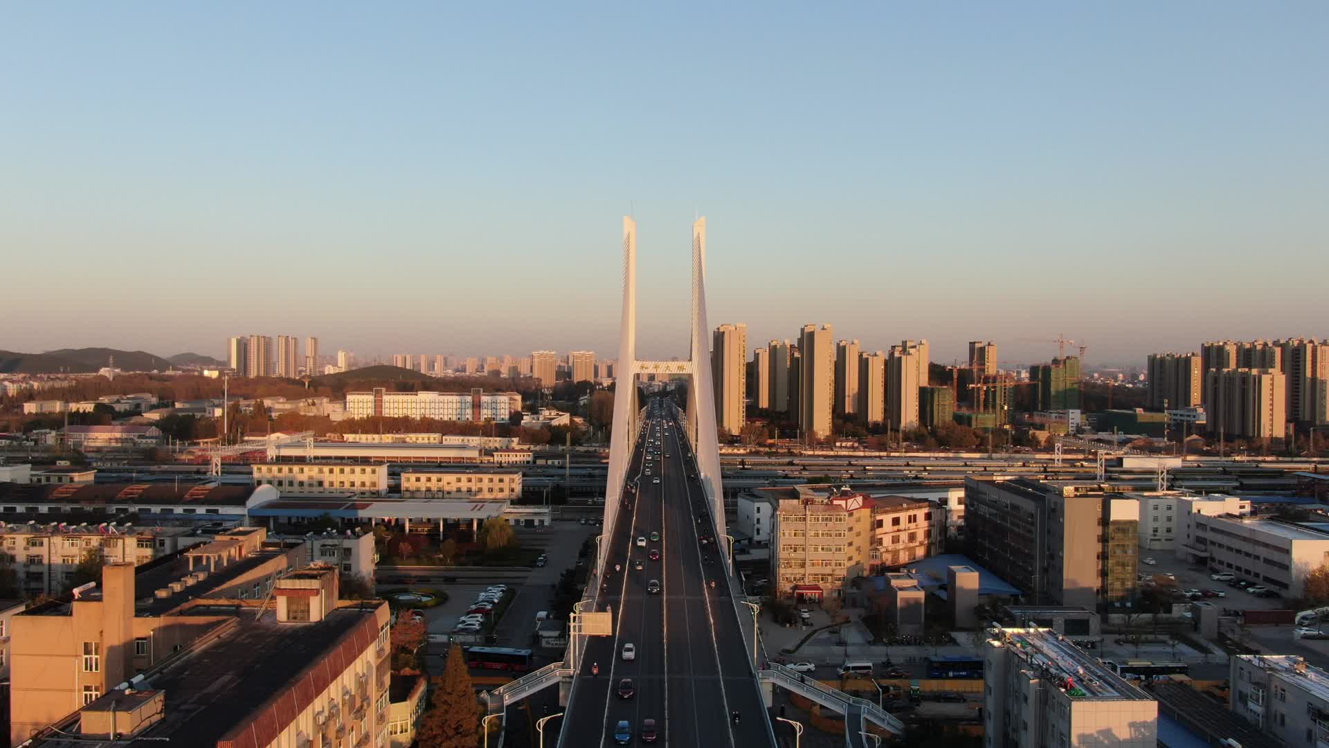 航拍江苏徐州和平大桥地标建筑视频的预览图