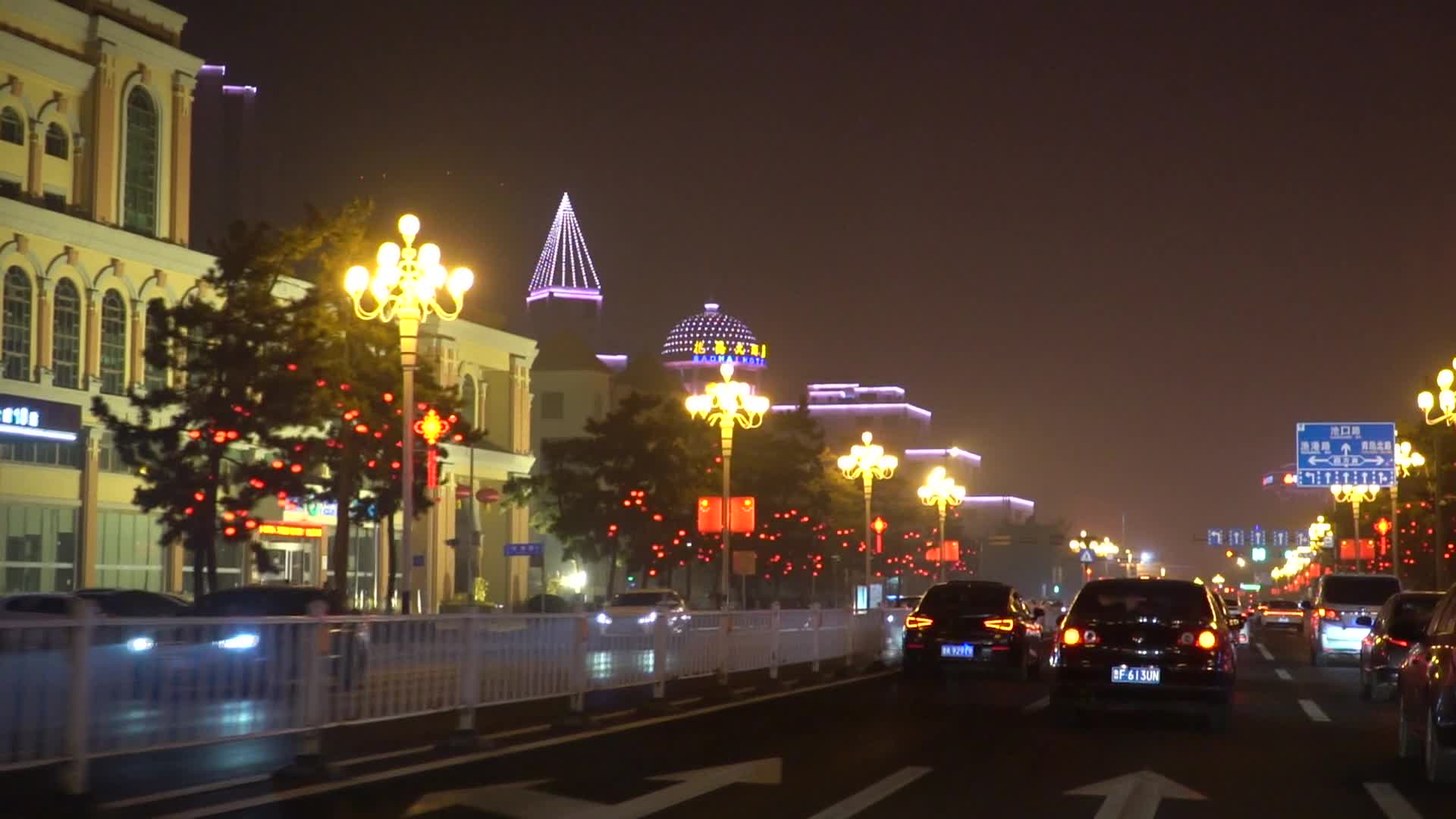 灯火通明的广场大街视频的预览图